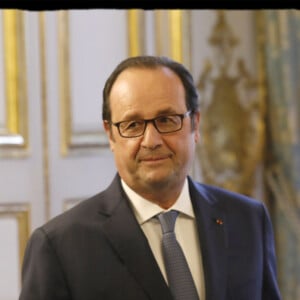 François Hollande, Claude Brasseur - Claude Brasseur reçoit les insignes d'Officier de la Légion d'Honneur des mains du président de la République F.Hollande lors de la cérémonie organisée dans le Salon des Ambassadeurs au Palais de l'Elysée à Paris, le 13 mars 2017. © Alain Guizard/Bestimage