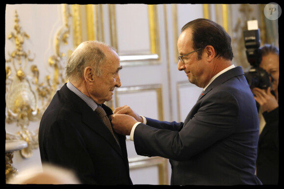 François Hollande, Claude Brasseur - Claude Brasseur reçoit les insignes d'Officier de la Légion d'Honneur des mains du président de la République F.Hollande lors de la cérémonie organisée dans le Salon des Ambassadeurs au Palais de l'Elysée à Paris, le 13 mars 2017. © Alain Guizard/Bestimage