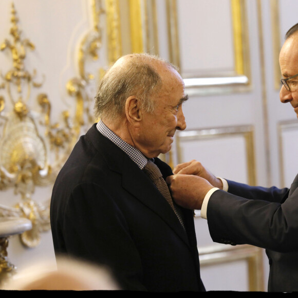 François Hollande, Claude Brasseur - Claude Brasseur reçoit les insignes d'Officier de la Légion d'Honneur des mains du président de la République F.Hollande lors de la cérémonie organisée dans le Salon des Ambassadeurs au Palais de l'Elysée à Paris, le 13 mars 2017. © Alain Guizard/Bestimage