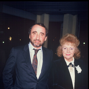 Archives- Claude Brasseur et sa mère Odette Joyeux au théâtre pour la pièce "Don Juan" à Paris, le 20 octobre 1987. 