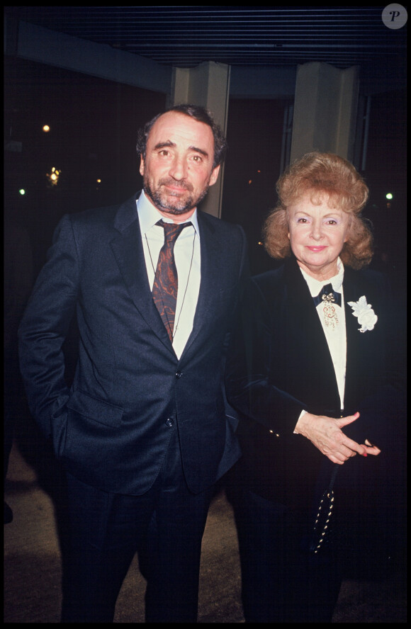 Archives- Claude Brasseur et sa mère Odette Joyeux au théâtre pour la pièce "Don Juan" à Paris, le 20 octobre 1987. 