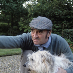 Archives -  En France, rendez-vous avec Claude Brasseur et son chien (Push) à son domicile, dans sa maison de campagne, Chantoiseau. Octobre 1989 © Michel Croizard via Bestimage
