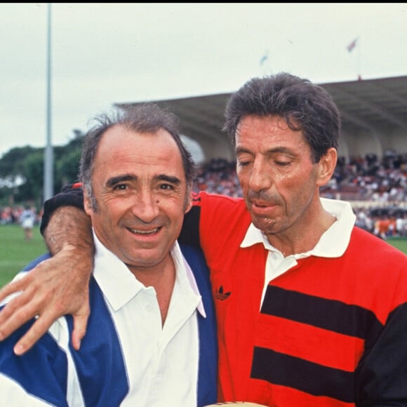 Archives- Claude Brasseur et Michel Creton au starde de rugby de Biarritz, le 31 août 1992. 