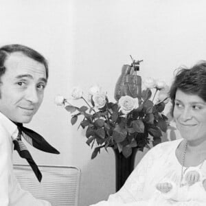 Archives - En France, à Neuilly-sur-Seine, rendez-vous Claude Brasseur, sa femme Michèle Cambon et leur nouveau né Alexandre, à la maternité. Le 31 mars 1971 © Jean Lenoir via Bestimage