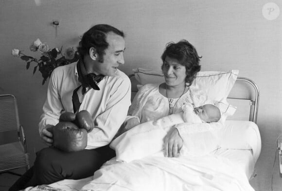 Archives - En France, à Neuilly-sur-Seine, rendez-vous Claude Brasseur, sa femme Michèle Cambon et leur nouveau né Alexandre, à la maternité. Le 31 mars 1971 © Jean Lenoir via Bestimage
