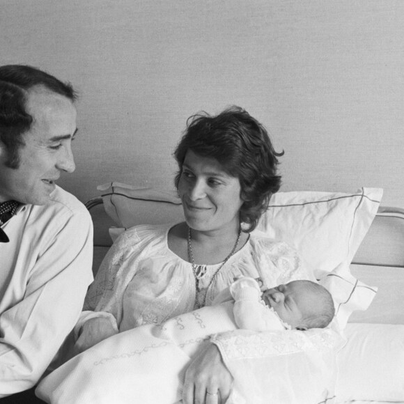 Archives - En France, à Neuilly-sur-Seine, rendez-vous Claude Brasseur, sa femme Michèle Cambon et leur nouveau né Alexandre, à la maternité. Le 31 mars 1971 © Jean Lenoir via Bestimage