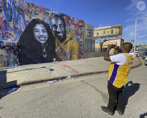 Sous la forme de fresques, dépôts de gerbes ou d'inscriptions sur les bus de la ville, les hommages se multiplient à Los Angeles pour la star des Lakers Kobe Bryant et sa fille Gianna, décédés dans un crash de hélicoptère à Calabasas. Los Angeles, le 31 janvier 2020. © Prensa Internacional via ZUMA Wire / Bestimage