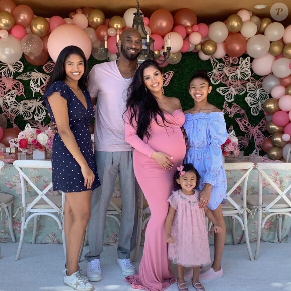 Kobe Bryant avec sa femme Vanessa (enceinte) et leurs trois filles Gianna Maria-Onore Bryant, Natalia Diamante Bryant, Bianka Bella Bryant. L'ancien basketteur avait publié cette photo sur Instagram à l'occasion de la fête des Mères le 12 mai 2019.