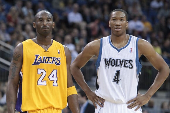 Kobe Bryant (Lakers) et Wesley Johnson (Wolves) lors du match de basket, Los Angeles Lakers / Minnesota Timberwolves aux NBA Europe Live. Le 4 octobre 2010.