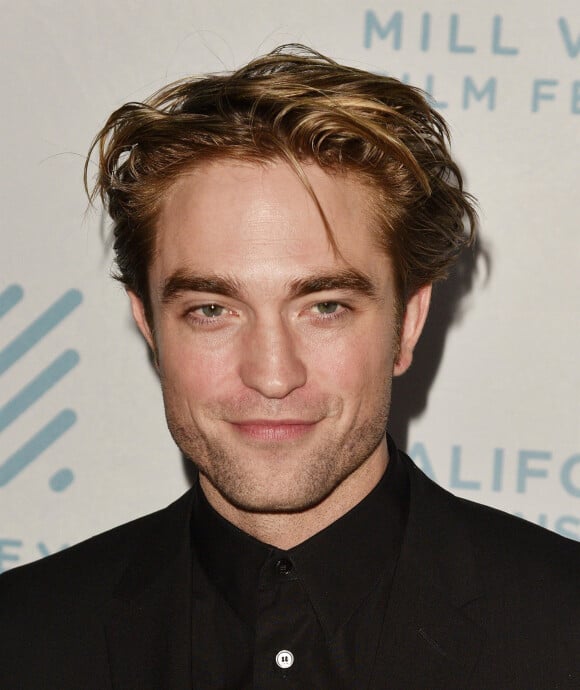 L'acteur Robert Pattinson arrive à la projection de "The Lighthouse" au 42e Festival du film de Mill Valley, au Outdoor Art Club, le 5 octobre 2019 à Mill Valley, en Californie.
