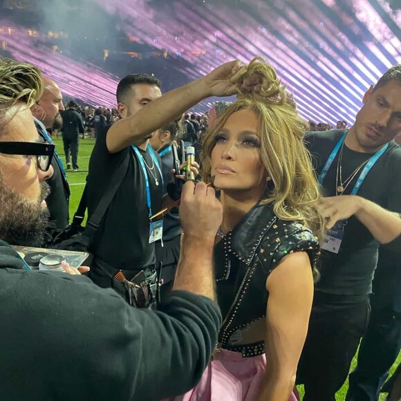 Jennifer Lopez juste avant la mi-temps du Super Bowl au Hard Rock Stadium de Miami, le 2 février 2020.