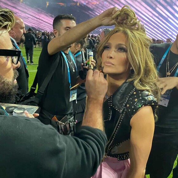 Jennifer Lopez juste avant la mi-temps du Super Bowl au Hard Rock Stadium de Miami, le 2 février 2020.