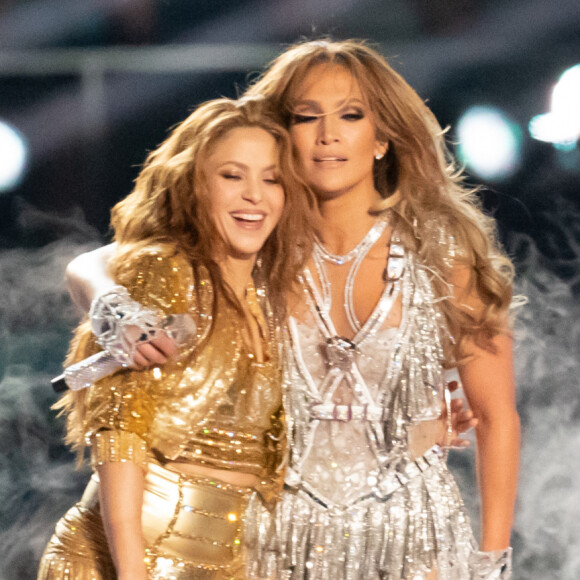 Shakira, Jennifer Lopez sur scène pour le show lors de la mi-temps du 54 ème Super Bowl au Hard Rock Stadium à Miami le 2 février 2020.