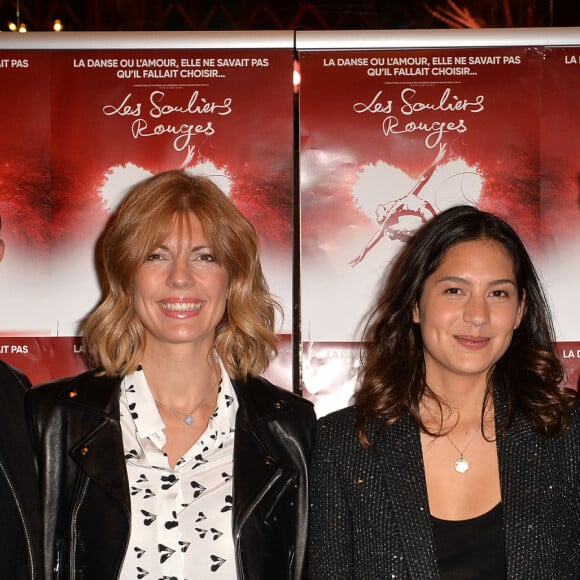 Nikos Aliagas, sa compagne Tina Grigoriou, Marc Lavoine et sa compagne Line Papin au photocall de la générale de presse du spectacle musicale "Les Souliers Rouges" aux Folies Bergères à Paris, France, le 4 février 2020. © Veeren/Bestimage