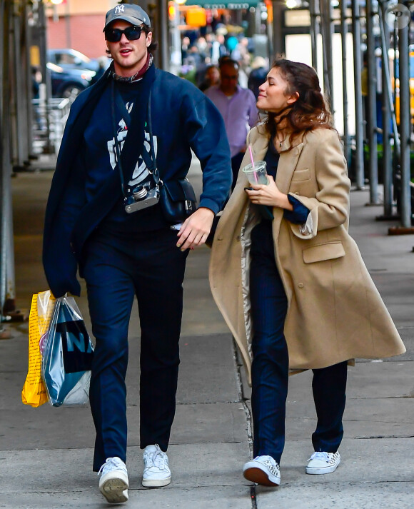 Exclusif - Zendaya et son compagnon Jacob Elordi font du shopping, s'embrassent, prennent des selfies et font un doigt d'honneur aux photographes à New York, le 3 février 2020.