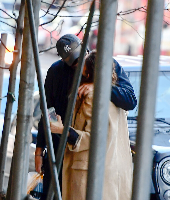 Exclusif - Zendaya et son compagnon Jacob Elordi font du shopping, s'embrassent, prennent des selfies et font un doigt d'honneur aux photographes à New York, le 3 février 2020.