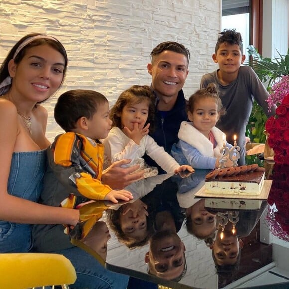 Georgina Rodriguez a fêté ses 26 ans le 27 janvier 2020, entourée de Cristiano Ronaldo, de leur fills Alana Martina et des trois enfants de CR7 Cristiano Jr et les jumeaux Eva et Mateo.