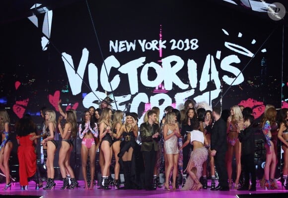 Mannequins et chanteurs pour le final lors du défilé Victoria's Secret au Pier 94 à New York, le 8 novembre 2018. © Morgan Dessalles/Bestimage