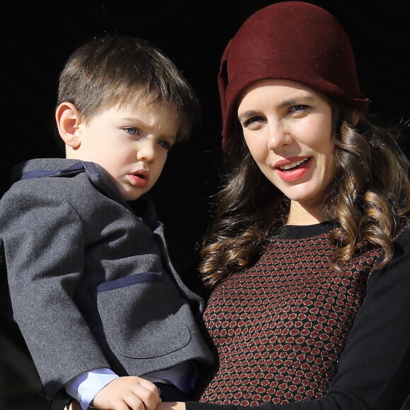 Charlotte Casiraghi et son fils Raphaël Elmaleh - La famille princière de Monaco au balcon du palais lors de la fête nationale monégasque, à Monaco, le 19 novembre 2017. © Dominique Jacovides/Bestimage