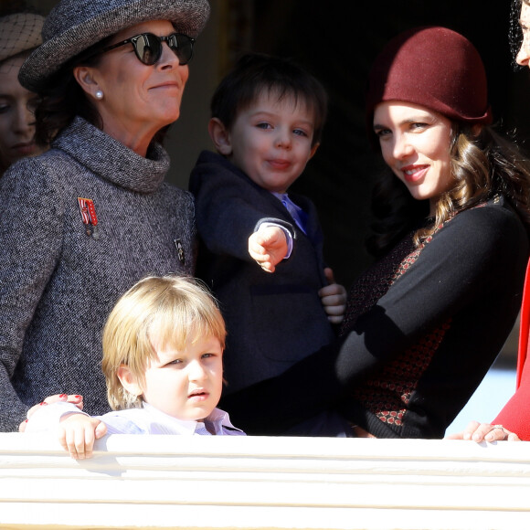 Beatrice Borromeo, la princesse Caroline de Hanovre, Charlotte Casiraghi, son fils Raphaël Elmaleh, Sacha Casiraghi - La famille princière de Monaco au balcon du palais lors de la fête nationale monégasque, à Monaco, le 19 novembre 2017. © Dominique Jacovides/Bestimage