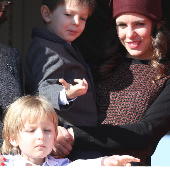 Sacha Casiraghi, la princesse Caroline de Hanovre, Charlotte Casiraghi etr son fils Raphaël Elmaleh - La famille princière de Monaco au balcon du palais lors de la fête nationale monégasque, à Monaco, le 19 novembre 2017. © Dominique Jacovides/Bestimage