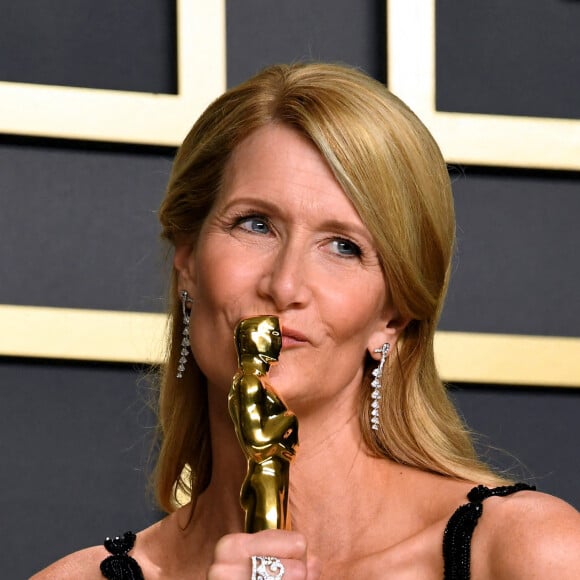 Laura Dern a reçu l'Oscar de la meilleure actrice dans un second rôle pour Marriage Story le 9 février 2020 lors de la 92e cérémonie des Oscars à Los Angeles.