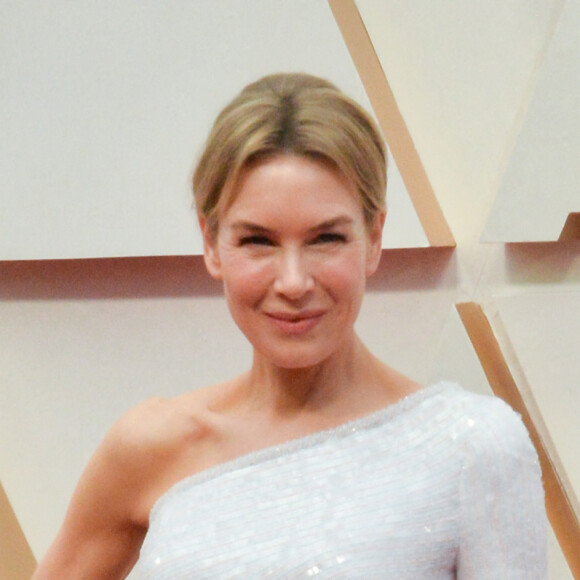 Renée Zellweger a reçu l'Oscar de la meilleure actrice pour son incarnation de Judy Garland le 9 février 2020 lors de la 92e cérémonie des Oscars à Los Angeles.