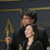Le réalisateur Bong Joon-ho et la productrice Kwak Sin-ae, lauréats des prix du scénario original, du long métrage international, de la réalisation et du meilleur film pour "Parasite" au photocall de la Press Room de la 92ème cérémonie des Oscars 2019 au Hollywood and Highland à Los Angeles, Californie, Etats-Unis, le 9 février 2020.