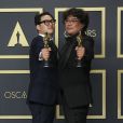 Le scénariste Han Jin-won et le réalisateur Bong Joon-ho, lauréats des prix du scénario original, du long métrage international, de la réalisation et du meilleur film pour "Parasite" au photocall de la Press Room de la 92ème cérémonie des Oscars 2019 au Hollywood and Highland à Los Angeles, Californie, Etats-Unis, le 9 février 2020.