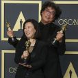 Le réalisateur Bong Joon-ho et la productrice Kwak Sin-ae, lauréats des prix du scénario original, du long métrage international, de la réalisation et du meilleur film pour "Parasite" au photocall de la Press Room de la 92ème cérémonie des Oscars 2019 au Hollywood and Highland à Los Angeles, Californie, Etats-Unis, le 9 février 2020.