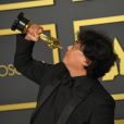 Le réalisateur Bong Joon-ho, lauréat du prix du scénario original, du long métrage international, de la réalisation et du meilleur film pour "Parasite" au photocall de la Press Room de la 92ème cérémonie des Oscars 2019 au Hollywood and Highland à Los Angeles, Californie, Etats-Unis, le 9 février 2020.
