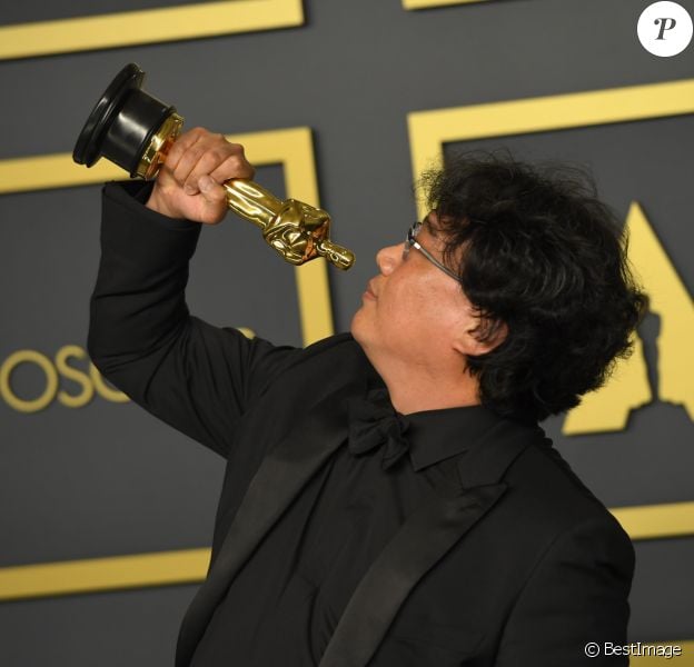 Le réalisateur Bong Joon-ho, lauréat du prix du scénario original, du long métrage international, de la réalisation et du meilleur film pour "Parasite" au photocall de la Press Room de la 92ème cérémonie des Oscars 2019 au Hollywood and Highland à Los Angeles, Californie, Etats-Unis, le 9 février 2020.