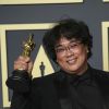 Le réalisateur Bong Joon-ho, lauréat du prix du scénario original, du long métrage international, de la réalisation et du meilleur film pour "Parasite" au photocall de la Press Room de la 92ème cérémonie des Oscars 2019 au Hollywood and Highland à Los Angeles, Californie, Etats-Unis, le 9 février 2020.