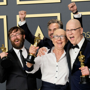 Mark Ruffalo avec les cinéastes Jeff Reichert, Julia Reichert et Steven Bognar, lauréats du prix du long métrage documentaire pour "American Factory" au photocall de la Press Room de la 92ème cérémonie des Oscars 2020 au Hollywood and Highland à Los Angeles, Californie, Etats-Unis, le 9 février 2020.