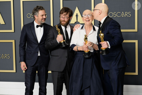 Mark Ruffalo avec les cinéastes Jeff Reichert, Julia Reichert et Steven Bognar, lauréats du prix du long métrage documentaire pour "American Factory" au photocall de la Press Room de la 92ème cérémonie des Oscars 2020 au Hollywood and Highland à Los Angeles, Californie, Etats-Unis, le 9 février 2020.