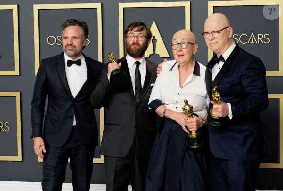 Mark Ruffalo avec les cinéastes Jeff Reichert, Julia Reichert et Steven Bognar, lauréats du prix du long métrage documentaire pour "American Factory" au photocall de la Press Room de la 92ème cérémonie des Oscars 2020 au Hollywood and Highland à Los Angeles, Californie, Etats-Unis, le 9 février 2020.