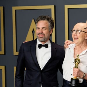 Mark Ruffalo avec les cinéastes Jeff Reichert, Julia Reichert et Steven Bognar, lauréats du prix du long métrage documentaire pour "American Factory" au photocall de la Press Room de la 92ème cérémonie des Oscars 2020 au Hollywood and Highland à Los Angeles, Californie, Etats-Unis, le 9 février 2020.