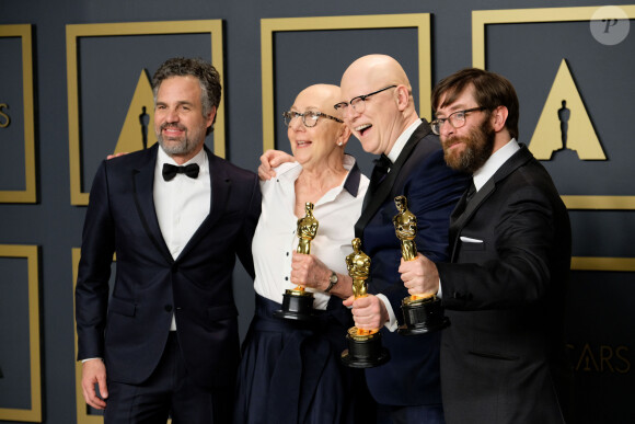 Mark Ruffalo avec les cinéastes Jeff Reichert, Julia Reichert et Steven Bognar, lauréats du prix du long métrage documentaire pour "American Factory" au photocall de la Press Room de la 92ème cérémonie des Oscars 2020 au Hollywood and Highland à Los Angeles, Californie, Etats-Unis, le 9 février 2020.