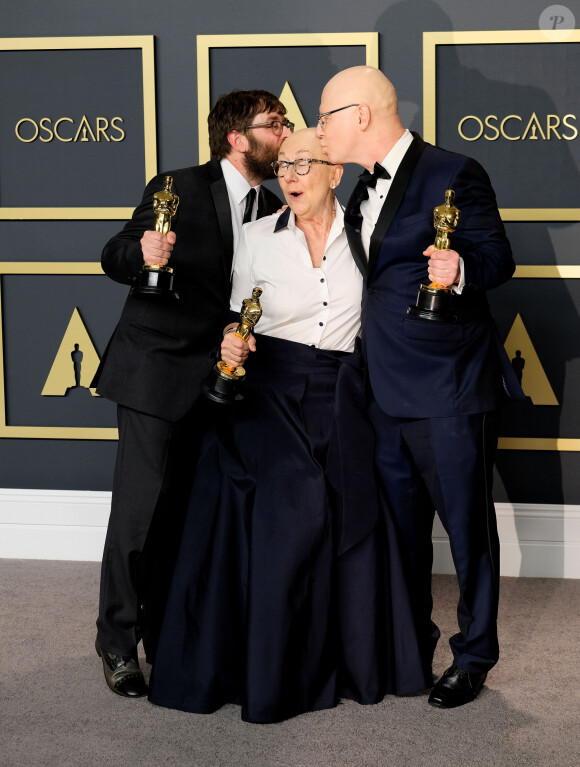 Les cinéastes Jeff Reichert, Julia Reichert et Steven Bognar, lauréats du prix du long métrage documentaire pour "American Factory" au photocall de la Press Room de la 92ème cérémonie des Oscars 2020 au Hollywood and Highland à Los Angeles, Californie, Etats-Unis, le 9 février 2020.