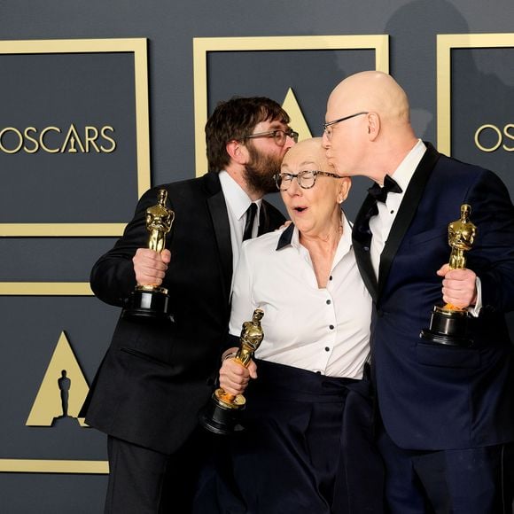 Les cinéastes Jeff Reichert, Julia Reichert et Steven Bognar, lauréats du prix du long métrage documentaire pour "American Factory" au photocall de la Press Room de la 92ème cérémonie des Oscars 2020 au Hollywood and Highland à Los Angeles, Californie, Etats-Unis, le 9 février 2020.