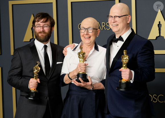 Les cinéastes Jeff Reichert, Julia Reichert et Steven Bognar, lauréats du prix du long métrage documentaire pour "American Factory" au photocall de la Press Room de la 92ème cérémonie des Oscars 2020 au Hollywood and Highland à Los Angeles, Californie, Etats-Unis, le 9 février 2020.