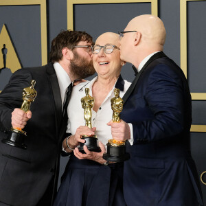 Les cinéastes Jeff Reichert, Julia Reichert et Steven Bognar, lauréats du prix du long métrage documentaire pour "American Factory" au photocall de la Press Room de la 92ème cérémonie des Oscars 2020 au Hollywood and Highland à Los Angeles, Californie, Etats-Unis, le 9 février 2020.
