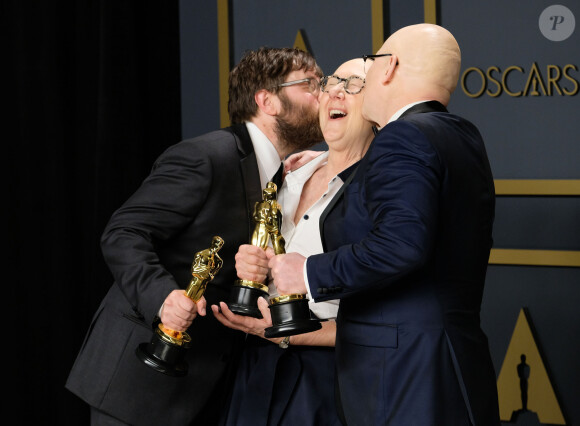 Les cinéastes Jeff Reichert, Julia Reichert et Steven Bognar, lauréats du prix du long métrage documentaire pour "American Factory" au photocall de la Press Room de la 92ème cérémonie des Oscars 2020 au Hollywood and Highland à Los Angeles, Californie, Etats-Unis, le 9 février 2020.
