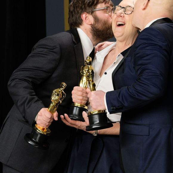 Les cinéastes Jeff Reichert, Julia Reichert et Steven Bognar, lauréats du prix du long métrage documentaire pour "American Factory" au photocall de la Press Room de la 92ème cérémonie des Oscars 2020 au Hollywood and Highland à Los Angeles, Californie, Etats-Unis, le 9 février 2020.