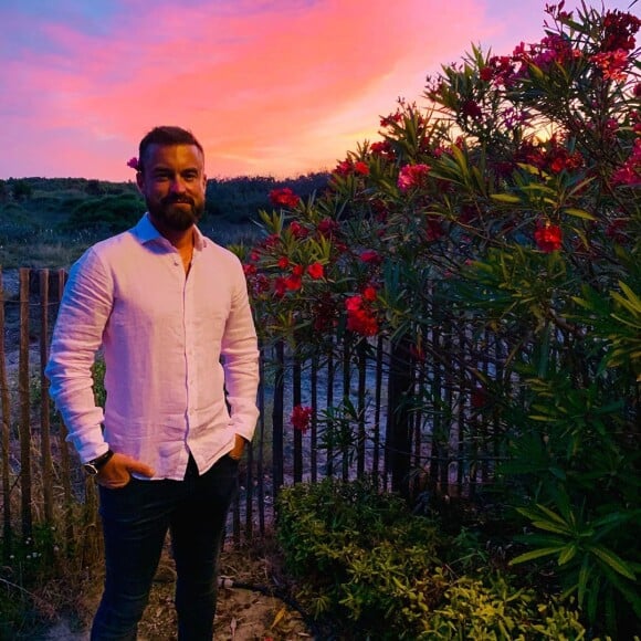 Matthieu de "Mariés au premier regard" pose pendant un coucher de soleil, le 14 juillet 2019