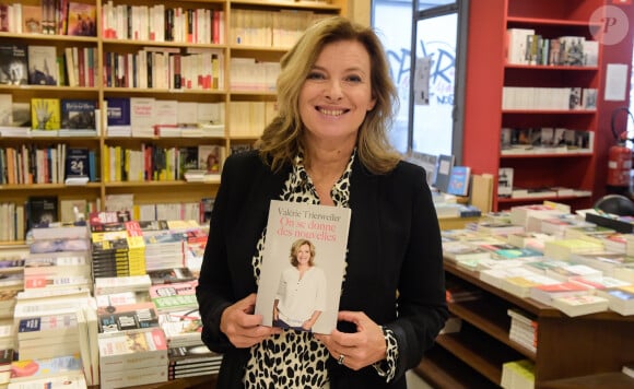La journaliste Valérie Trierweiler dédicace son nouveau livre "On se donne des nouvelles" à la librairie Filigranes à Bruxelles, Belgique, le 2 octobre 2019.