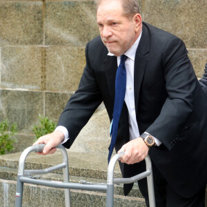 Harvey Weinstein en déambulateur à la sortie du tribunal à New York, le 11 décembre 2019.