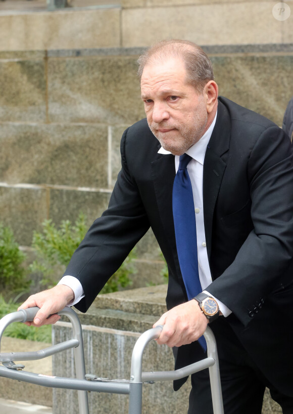 Harvey Weinstein en déambulateur à la sortie du tribunal à New York, le 11 décembre 2019.