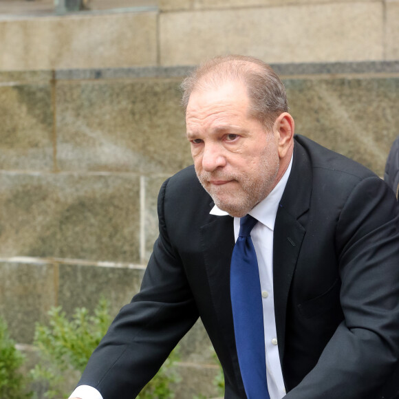 Harvey Weinstein en déambulateur à la sortie du tribunal à New York, le 11 décembre 2019.