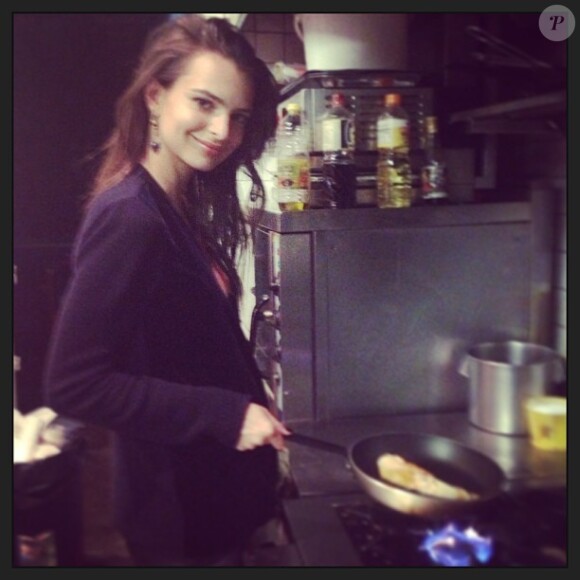 Emily Ratajkowski dans les cuisines de l'Acajou, le 4 juillet 2013